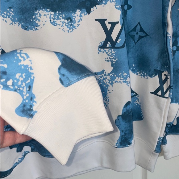 Louis Vuitton White & Blue Monogram Graphic Sweatshirt - Picture 4 of 9